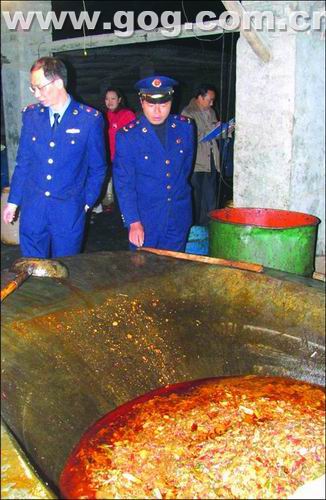 地沟油厂日产油7吨生意火爆只有熟客才能买到