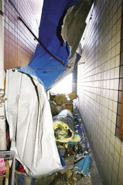 坠楼热水器中途爆炸碎片砸坏16辆新车