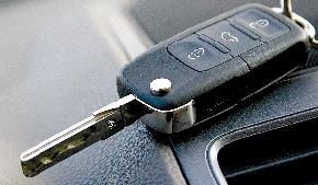 使用遥控钥匙锁车需谨慎 要仔细检查车门窗状态