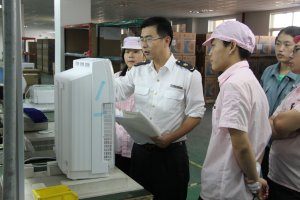 吴江检验检疫局工作人员对出口小家电产品进行检验监管