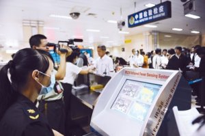 参展博览会的客商在南宁机场入境时接受体温检查