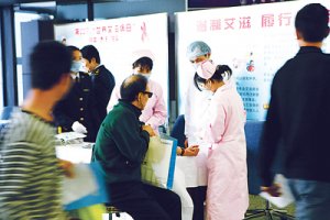 深圳局工作人员在口岸免费为群众提供快速诊疗