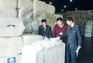 嘉兴局工作人员对非洲进口棉花进行查验