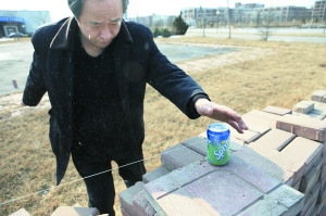 昨日,天津滨海新区的中国包装科研检测中心大院内,去年北京首例“雪碧”汞中毒事件当事人马赛的家人用缝衣针在雪碧外壁上扎出一个针眼,高压下细小的“水流”喷射出近2米远。他以此证明被检雪碧罐没有“针眼”。当日,西城警方、马赛家属、可口可乐及听装罐供应商在此对当事雪碧罐进行检测。去年11月7日,马赛在西单大悦城某餐饮店用吸管喝听装雪碧时,口吐大量汞珠,被确诊为急性汞中毒。本报记者 王嘉宁 摄 昨日,天津滨海新区的中国包装科研检测中心大院内,去年北京首例“雪碧”汞中毒事件当事人马赛的家人用缝衣针在雪碧外壁上扎出一个针眼,高压下细小的“水流”喷射出近2米远。他以此证明被检雪碧罐没有“针眼”。当日,西城警方、马赛家属、可口可乐及听装罐供应商在此对当事雪碧罐进行检测。去年11月7日,马赛在西单大悦城某餐饮店用吸管喝听装雪碧时,口吐大量汞珠,被确诊为急性汞中毒。本报记者 王嘉宁 摄