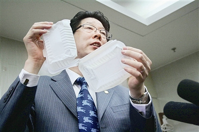 东来顺老边饺子涉案餐盒有毒物质超标上百倍