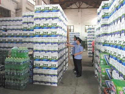 八万余瓶青啤改换日期充新品过期商品流入市场