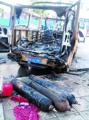 依维柯汽车自燃烧成废铁3氢气瓶幸未爆炸