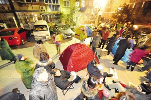寒夜报名排长队。(图片来源:扬子晚报) 寒夜报名排长队。(图片来源:扬子晚报)