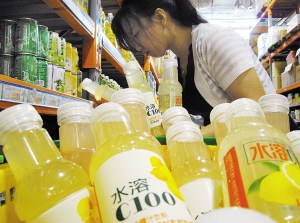 买水溶C100饮料送LV钱夹华丽促销遭质疑