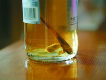 未开封啤酒瓶内现烟蒂木棍消费者起诉索赔(图)
