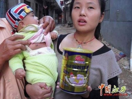 陈燕平手捧“明一”奶粉向记者投诉 陈燕平手捧“明一”奶粉向记者投诉