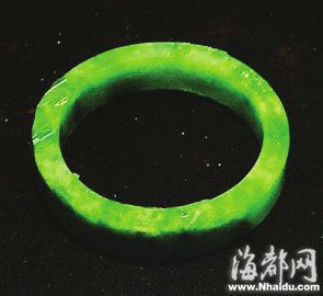 注入含铬化学剂(呈绿色,似翠色)