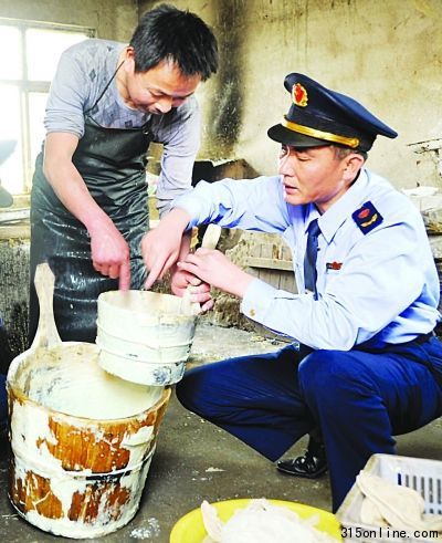 今年5月19日,连云港端掉生产豆腐的两个黑窝点。这两家豆腐作坊用无商标的石膏、泡敌(一种添加剂)原料制作豆腐。随后记者了解到,做豆腐使用“泡敌”等添加剂一方面是为了减少损耗,增加产量,另一方面就是起增白豆腐的作用。