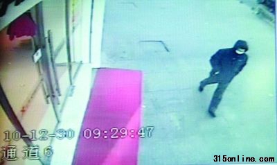 图为民警调看的监控录像。 图为民警调看的监控录像。