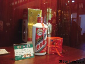 飞天茅台市场价涨到1350元 限价令成空文 张静雅 文/摄