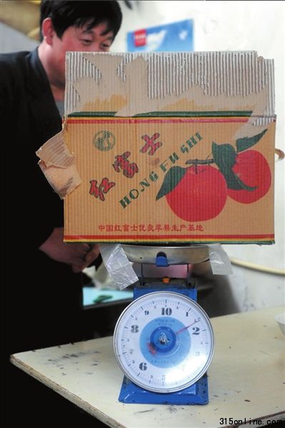 一个纸箱净重3斤多。京华时报记者张沫