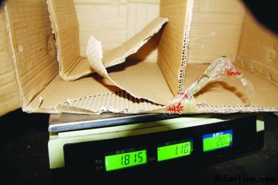 在一家水果店,随便找一个芦柑包装箱称重,都在1.8公斤以上。李海勇 摄 在一家水果店,随便找一个芦柑包装箱称重,都在1.8公斤以上。李海勇 摄