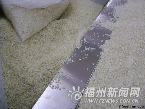 左边的发霉大米呈黄绿色,与右边的普通大米有明显差异。