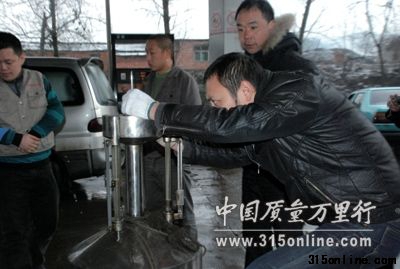 计量所工作人员现场测量。 计量所工作人员现场测量。