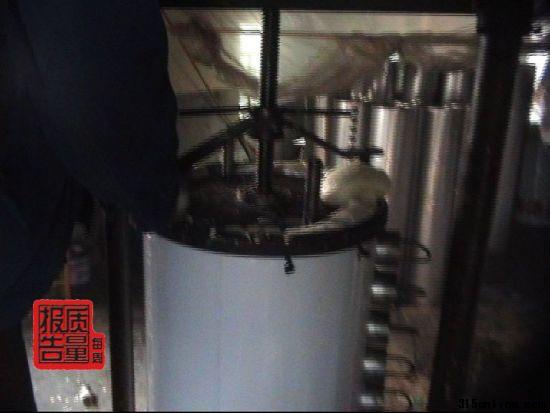 记者暗访太阳能热水器作坊工人向保温层加废料