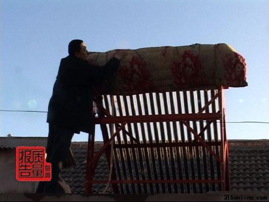 记者暗访太阳能热水器作坊工人向保温层加废料
