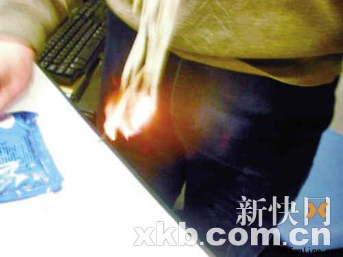 记者买来湿面条试验,湿面条一点就烧出了火苗。 记者买来湿面条试验,湿面条一点就烧出了火苗。