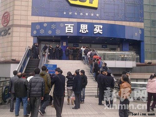 百思买徐汇店门口排队人群。新民网记者陶力 徐家汇现场回传