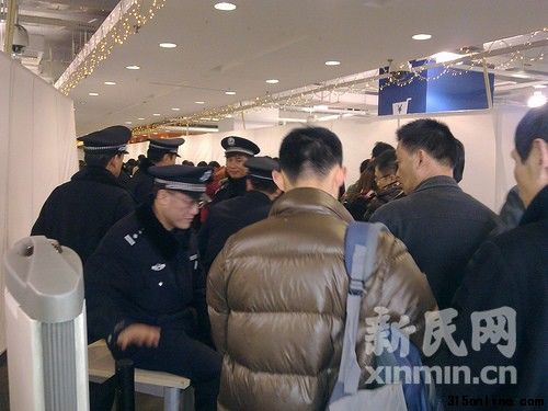 徐汇店内人头攒动却无人接待。新民网记者陶力 徐家汇现场回传