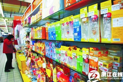 PC奶瓶下架的柜台所出售的大多是欧洲原装,日本,韩国等进口奶瓶