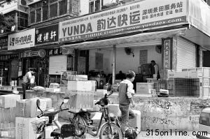 快递公司门前摆满了货物。本版图片由深圳晚报见习记者 张新燕摄