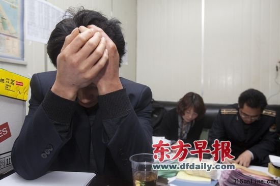 4月11日晚,上海盛禄食品有限公司分公司某负责人极力躲避镜头,工商质检人员连夜赴厂家进行查处。早报见习记者 杨一 图 4月11日晚,上海盛禄食品有限公司分公司某负责人极力躲避镜头,工商质检人员连夜赴厂家进行查处。早报见习记者 杨一 图