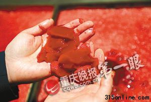 黑作坊勾兑出来的血旺 记者 钱波 摄