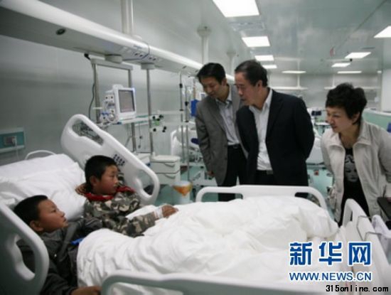 4月22日,榆林市榆阳区鱼河镇中心小学饮用牛奶中毒的学生在医院接受治疗。 4月22日,榆林市榆阳区鱼河镇中心小学饮用牛奶中毒的学生在医院接受治疗。