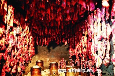 问题腊肉在熏制中。 问题腊肉在熏制中。