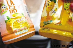 新老版康师傅橙汁饮品瓶底的净含量标识显示,新包装(左)比老包装少了50毫升。