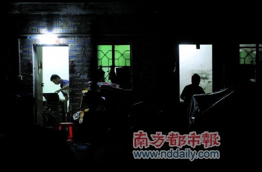 昨日0:30,拆迁楼一楼的两个房间开始忙碌起来。 昨日0:30,拆迁楼一楼的两个房间开始忙碌起来。