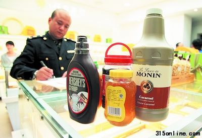 工商执法人员查获店内添加剂,除一瓶蜂蜜有QS认证外,其余三个品种的添加剂均无QS认证。邱晓峰 摄 工商执法人员查获店内添加剂,除一瓶蜂蜜有QS认证外,其余三个品种的添加剂均无QS认证。邱晓峰 摄