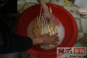 业内自曝柠檬酸加漂白粉漂洗藕带