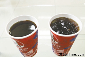图①:取出两中杯可乐,右边的加冰。 图①:取出两中杯可乐,右边的加冰。