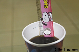 图④:一瓶2.5升装可乐分成4杯 图④:一瓶2.5升装可乐分成4杯