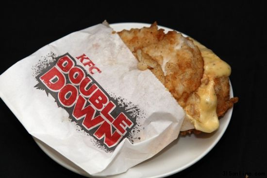 图为肯德基推出的新品双层炸鸡汉堡(Double Down burger) 图为肯德基推出的新品双层炸鸡汉堡(Double Down burger)
