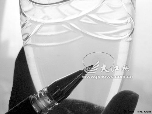 圆圈处系水中悬浮物。(来源:大江网)