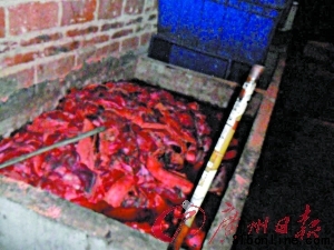 2黑作坊内,腐烂猪肉浸泡在发臭的水池中。 2黑作坊内,腐烂猪肉浸泡在发臭的水池中。
