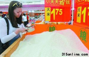 5月2日,沃尔玛超市一顾客在选购大米。目前,超市所售大米的标签上很少注明添加物。 5月2日,沃尔玛超市一顾客在选购大米。目前,超市所售大米的标签上很少注明添加物。