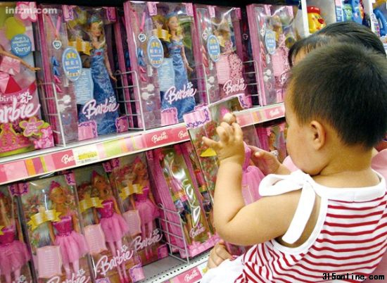 顾客正抱着孩子选购芭比娃娃玩具。此前,德国有报告称芭比娃娃等玩具发现了有害成分邻苯二甲酸盐(酯) (南山CFP/图)