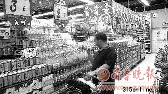 在历山路一家超市,一位消费者正仔细端详成分表。 本报记者 刘红杰 摄 在历山路一家超市,一位消费者正仔细端详成分表。 本报记者 刘红杰 摄