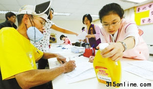 民众拿着有疑虑食品到台北市卫生局检验是否含有塑化剂DEHP 民众拿着有疑虑食品到台北市卫生局检验是否含有塑化剂DEHP