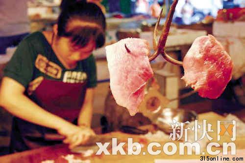 ■猪肉价格越来越高,是很多市民头痛的问题。蔡惠中/摄(资料图) ■猪肉价格越来越高,是很多市民头痛的问题。蔡惠中/摄(资料图)