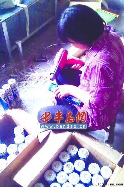 　　加工点内工人正在给超威杀虫剂重新包装喷码