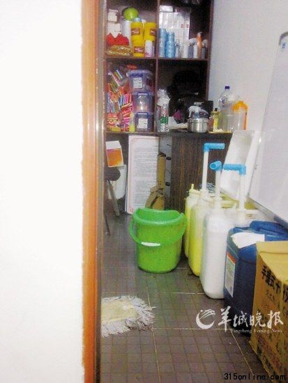 记者暗访门店内的工作间里,四个大桶装着洗发水、护发素、按摩膏等常用物品,使用时由店员临时灌装